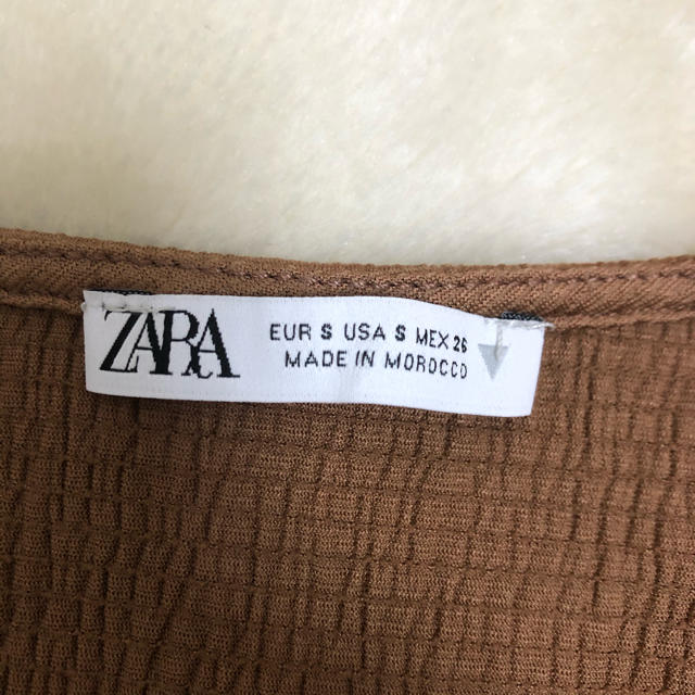 ZARA(ザラ)のZARA tシャツ　デザイン レディースのトップス(Tシャツ(半袖/袖なし))の商品写真