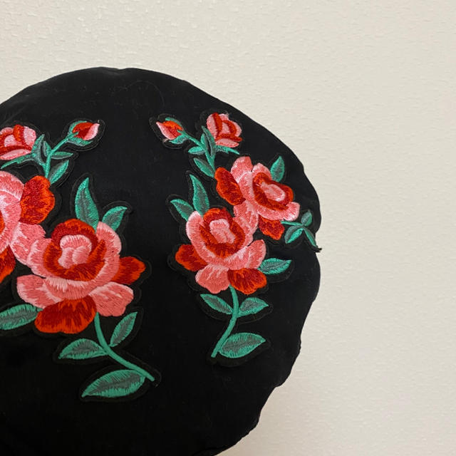 【捨てる前の最終値下げ】新品未使用　ベレー帽　黒　バラ　ワッペン　刺繍 レディースの帽子(ハンチング/ベレー帽)の商品写真