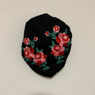 【捨てる前の最終値下げ】新品未使用　ベレー帽　黒　バラ　ワッペン　刺繍(ハンチング/ベレー帽)