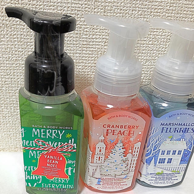 Bath & Body Works(バスアンドボディーワークス)の⭐️新品⭐️Bath&BodyWorks ハンドソープ　冬限定ボトル　おまけ付き コスメ/美容のボディケア(ボディソープ/石鹸)の商品写真