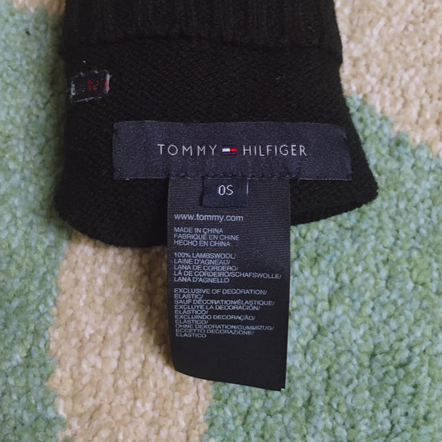 TOMMY HILFIGER(トミーヒルフィガー)のTOMMY ブラック　ニット手袋 メンズのファッション小物(手袋)の商品写真