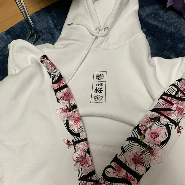 VANQUISH(ヴァンキッシュ)のvanquish 桜刺繍　hoodie メンズのトップス(パーカー)の商品写真