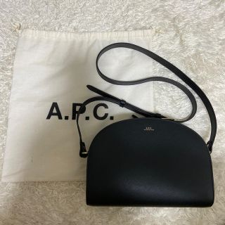 アーペーセー(A.P.C)のA.P.C ショルダーバッグ エンボス加工 ブラック(ショルダーバッグ)