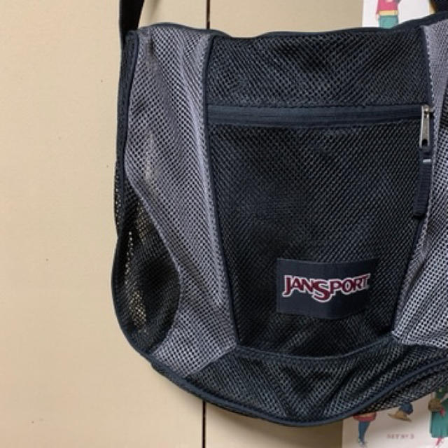 JANSPORT(ジャンスポーツ)のJANSPORT メッシュバック メンズのバッグ(メッセンジャーバッグ)の商品写真