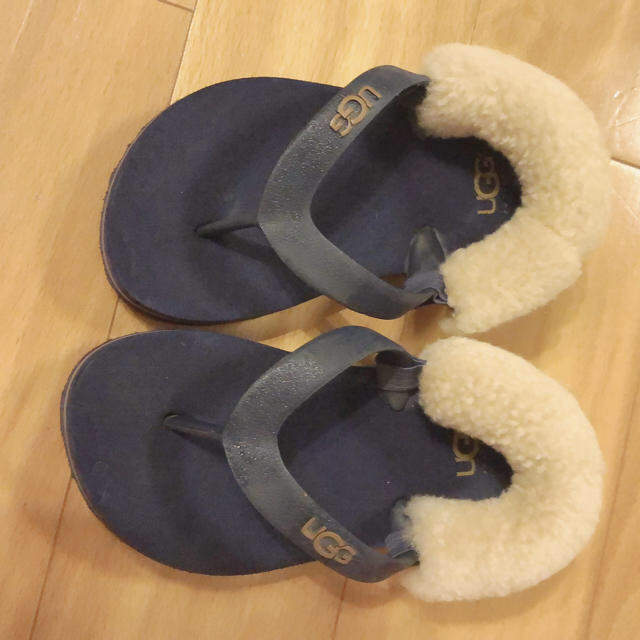 UGG(アグ)のUGG ビーチサンダル キッズ/ベビー/マタニティのキッズ靴/シューズ(15cm~)(サンダル)の商品写真