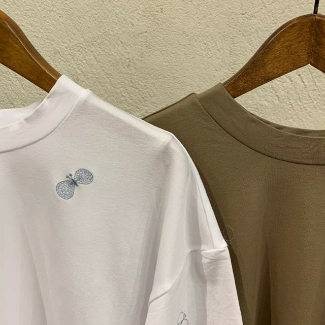 mina perhonen(ミナペルホネン)のミナペルホネン 蝶々刺繍のTシャツ レディースのトップス(Tシャツ(半袖/袖なし))の商品写真