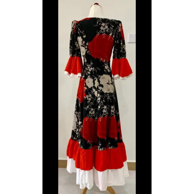 赤の花と黒柄と白いギャザフリルのフラメンコ衣装ワンピース！