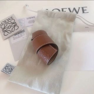 ロエベ(LOEWE)のロエベ ☆カーフスキンバングル☆人気色のタン☆(ブレスレット/バングル)