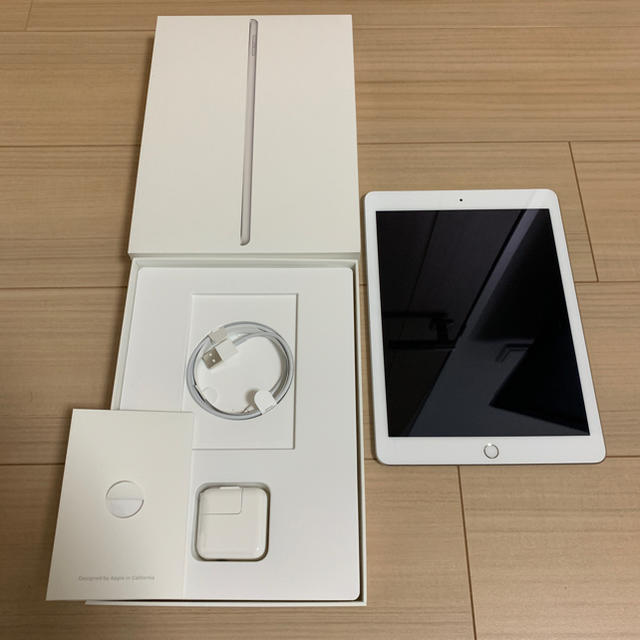 タブレット極美品 iPad 5(2017) docomo 32G