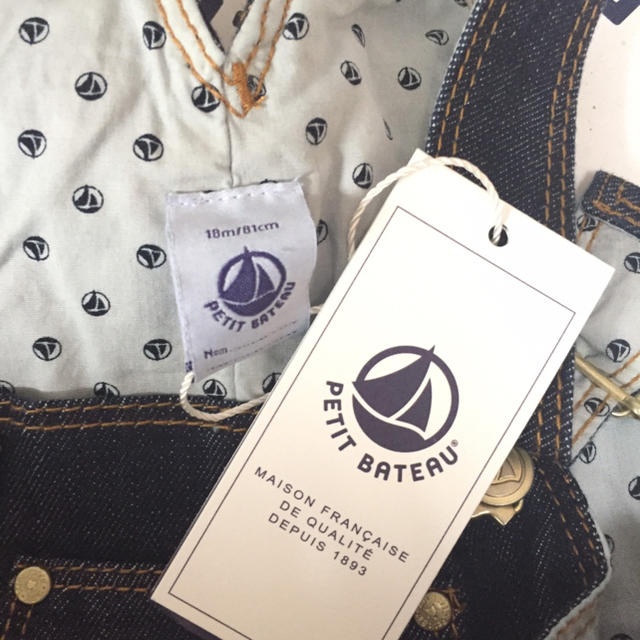 PETIT BATEAU(プチバトー)の新品未使用 プチバトー 18m デニムジャンパースカート キッズ/ベビー/マタニティのベビー服(~85cm)(ワンピース)の商品写真