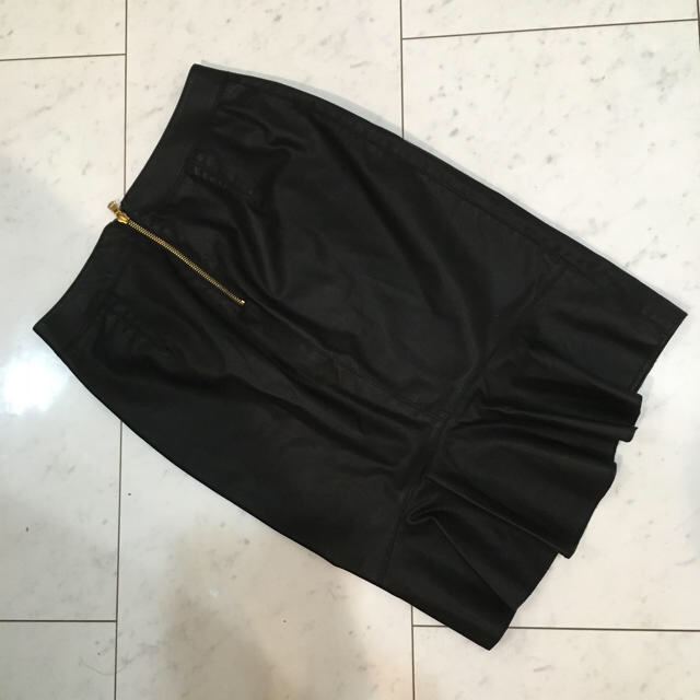 ZARA(ザラ)のフェイクレザーフリルスカート レディースのスカート(ひざ丈スカート)の商品写真