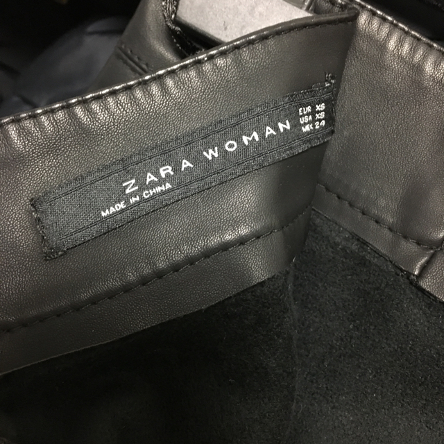 ZARA(ザラ)のフェイクレザーフリルスカート レディースのスカート(ひざ丈スカート)の商品写真