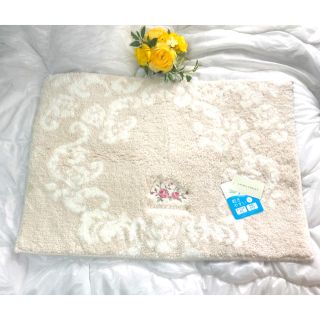 ローラアシュレイ(LAURA ASHLEY)のローラアシュレイ ❤️【新品】薔薇刺繍のふわふわマット 🌹ウィルトンアイボリー(バスマット)