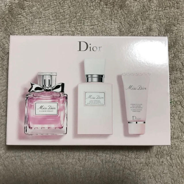 Christian Dior(クリスチャンディオール)のDior ボディーミルクとハンドクリーム　セット コスメ/美容のボディケア(ボディローション/ミルク)の商品写真