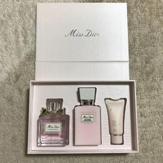 Christian Dior(クリスチャンディオール)のDior ボディーミルクとハンドクリーム　セット コスメ/美容のボディケア(ボディローション/ミルク)の商品写真