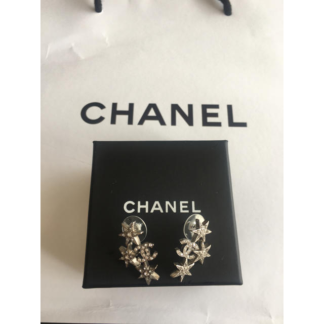 CHANEL(シャネル)のCHANELピアススターロゴ正規店購入ビジュー美品アルコール消毒済み レディースのアクセサリー(ピアス)の商品写真