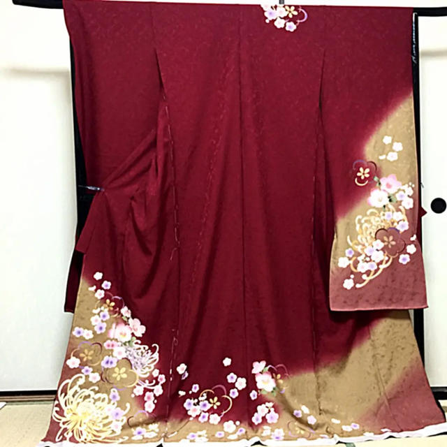 ワインレッドの華やかな振袖(新品•未仕立て) bluke.com.br