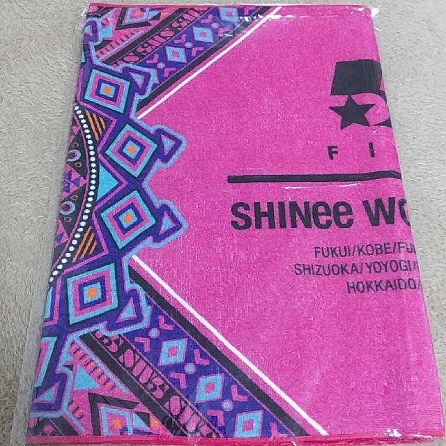 SHINee(シャイニー)のSHINEE WORLD ツアー スポーツタオル エンタメ/ホビーのCD(K-POP/アジア)の商品写真