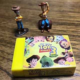 トイストーリー(トイ・ストーリー)のTOY STORY 消しゴム1つ ウッディー ミニフィギュア2つ(キャラクターグッズ)