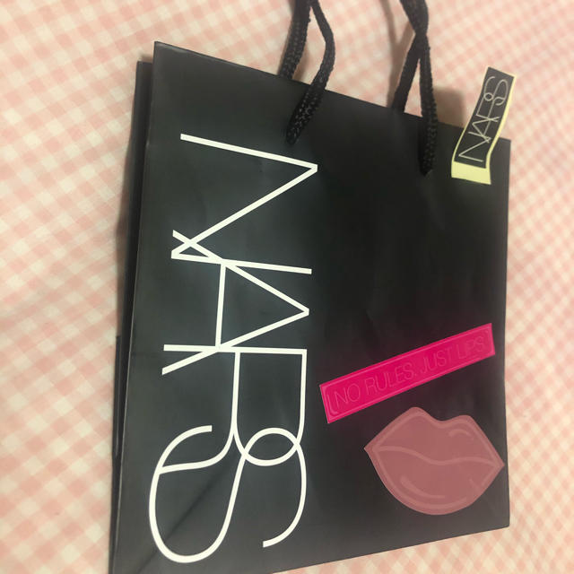 NARS(ナーズ)のNARS 紙袋（シール付き） レディースのバッグ(ショップ袋)の商品写真