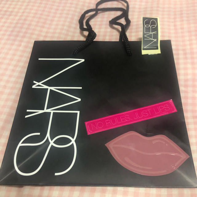 NARS(ナーズ)のNARS 紙袋（シール付き） レディースのバッグ(ショップ袋)の商品写真