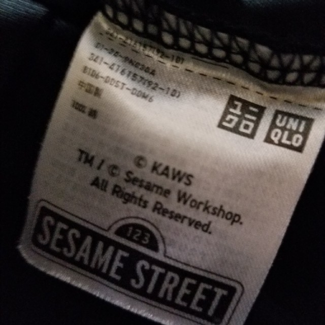 UNIQLO(ユニクロ)の◆KAWS×SESAME STREETコラボTシャツ◆ メンズのトップス(Tシャツ/カットソー(半袖/袖なし))の商品写真