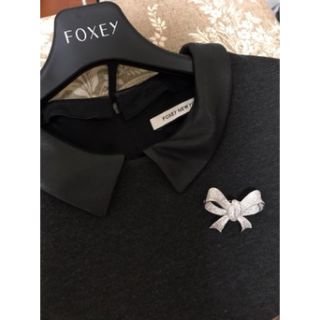 フォクシー(FOXEY)のおリボンブローチ☆フォクシールネエムズグレイシーtoccaワンピコートダウン(ひざ丈ワンピース)