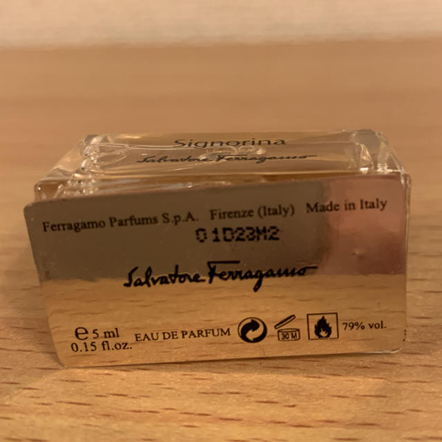 Salvatore Ferragamo(サルヴァトーレフェラガモ)のサルヴァトーレ フェラガモ シニョリーナ エレガンツァ オーデパルファム5ml コスメ/美容の香水(香水(女性用))の商品写真