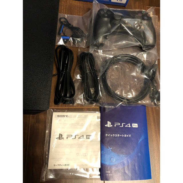 PlayStation4(プレイステーション4)の【R1.8月新品購入】PlayStation4Pro 1TB CUH-7200B エンタメ/ホビーのゲームソフト/ゲーム機本体(家庭用ゲーム機本体)の商品写真