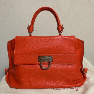 サルヴァトーレフェラガモ(Salvatore Ferragamo)のSalvatore Ferragamo ソフィア ハンドバッグ(ハンドバッグ)