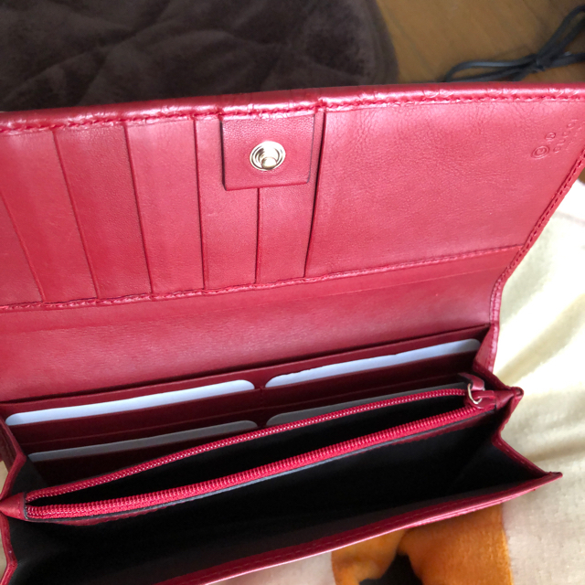 Gucci(グッチ)のお値下げ致します❗️GUCCI 型押し長財布　赤 レディースのファッション小物(財布)の商品写真
