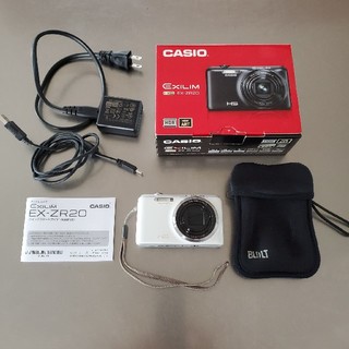カシオ(CASIO)のCASIO EXILIM EX-ZR20白 美　 BUILTのカメラケースつき(コンパクトデジタルカメラ)