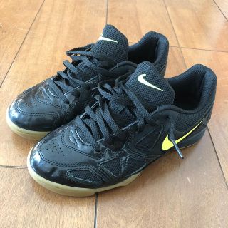 ナイキ(NIKE)のNIKE フットサルシューズ　22.5センチ(シューズ)