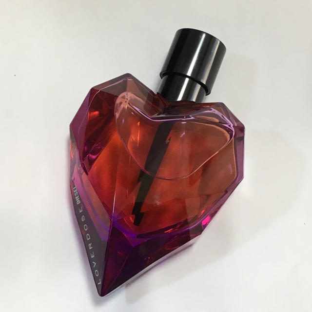 DIESEL(ディーゼル)のDIESEL LOVERDOSE 50ml 香水 コスメ/美容の香水(香水(女性用))の商品写真