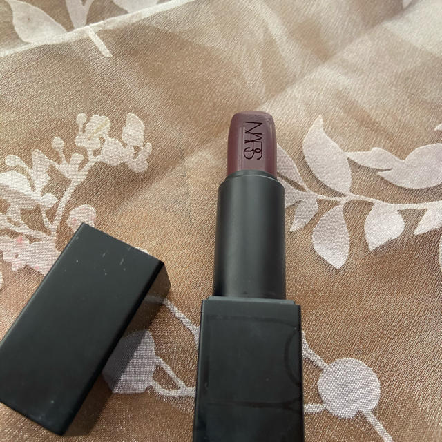 NARS(ナーズ)の【美品】ナーズ NARS オーディシャスリップスティック コスメ/美容のベースメイク/化粧品(口紅)の商品写真