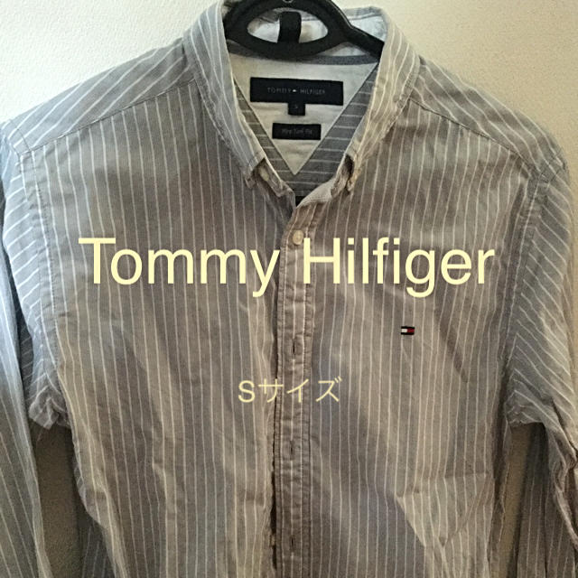 TOMMY HILFIGER(トミーヒルフィガー)のトミーヒルフィガー長袖シャツＳサイズグレー系白ストライプ メンズのトップス(シャツ)の商品写真