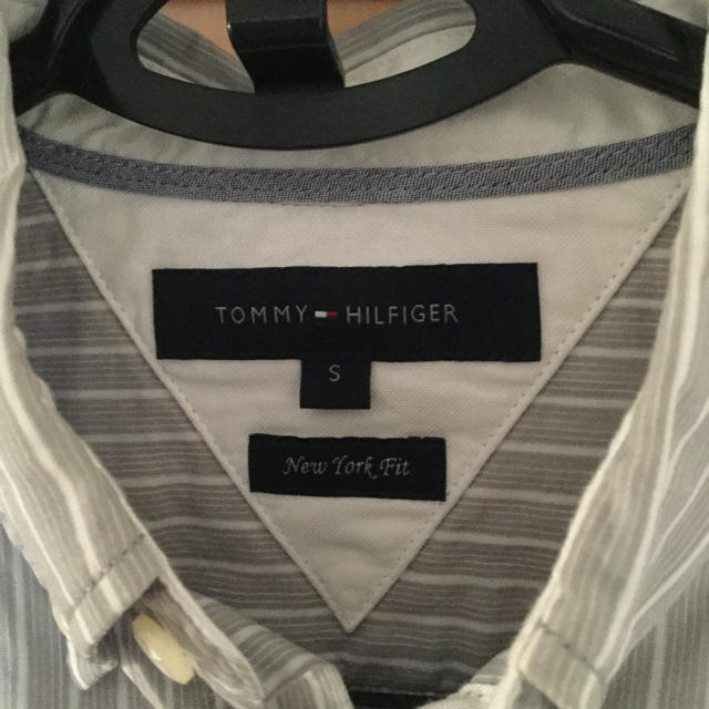 TOMMY HILFIGER(トミーヒルフィガー)のトミーヒルフィガー長袖シャツＳサイズグレー系白ストライプ メンズのトップス(シャツ)の商品写真