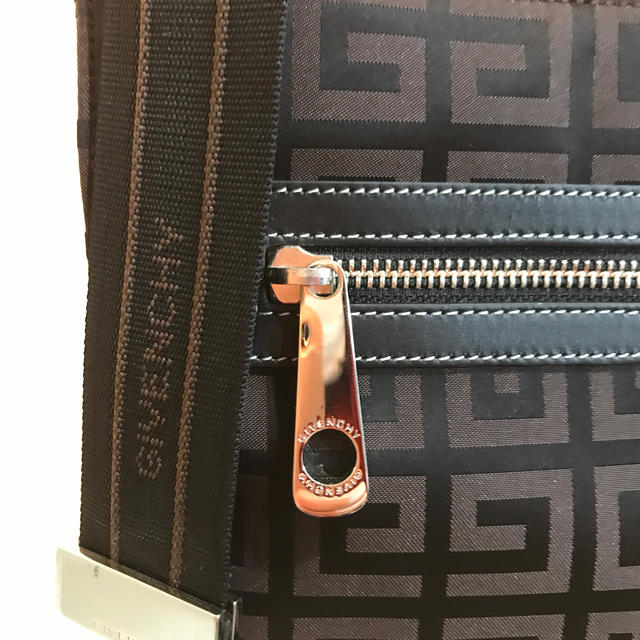 GIVENCHY(ジバンシィ)の【美品】ジバンシー　GIVENCHY サコッシュ　 レディースのバッグ(ショルダーバッグ)の商品写真