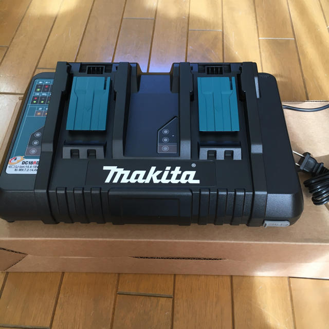 Makita(マキタ)のマキタ 純正　ＤＣ18RD 2個口充電器 スマホ/家電/カメラのスマートフォン/携帯電話(バッテリー/充電器)の商品写真