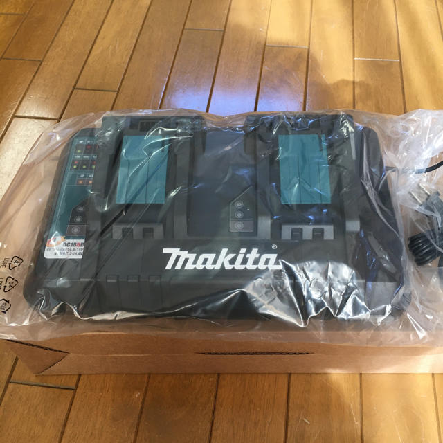 Makita(マキタ)のマキタ 純正　ＤＣ18RD 2個口充電器 スマホ/家電/カメラのスマートフォン/携帯電話(バッテリー/充電器)の商品写真