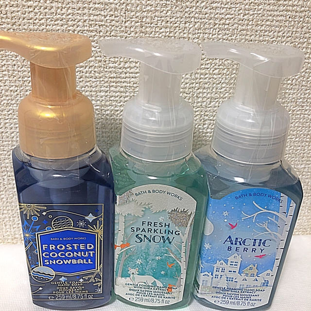 Bath & Body Works(バスアンドボディーワークス)の❣️新品❣️Bath&BodyWorks ハンドソープ　冬限定ボトル　おまけ付き コスメ/美容のボディケア(ボディソープ/石鹸)の商品写真