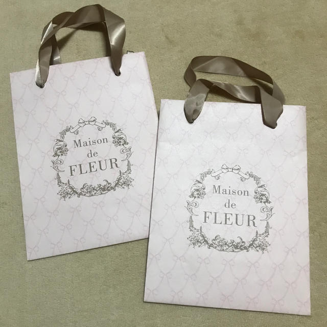 Maison de FLEUR(メゾンドフルール)のMaison de FLEUR 紙袋2セット レディースのバッグ(ショップ袋)の商品写真