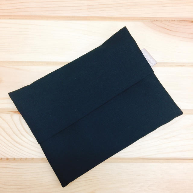 シンプルブラック　ポケットティッシュケース ハンドメイドのファッション小物(ポーチ)の商品写真