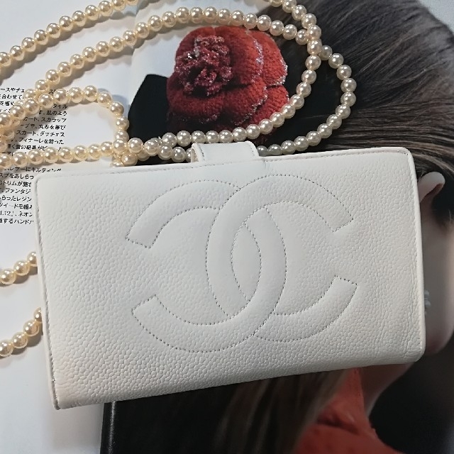 CHANEL(シャネル)の御予約済　12万円相当　シャネル　キャビアスキン　がま口長財布　オフホワイト レディースのファッション小物(財布)の商品写真