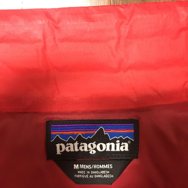 patagonia(パタゴニア)のパタゴニア　ダウン　メンズM 赤 メンズのジャケット/アウター(ダウンジャケット)の商品写真