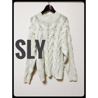 スライ(SLY)の【美品】SLY 厚手　ニット　セーター　ホワイト　スライ　手編み調(ニット/セーター)