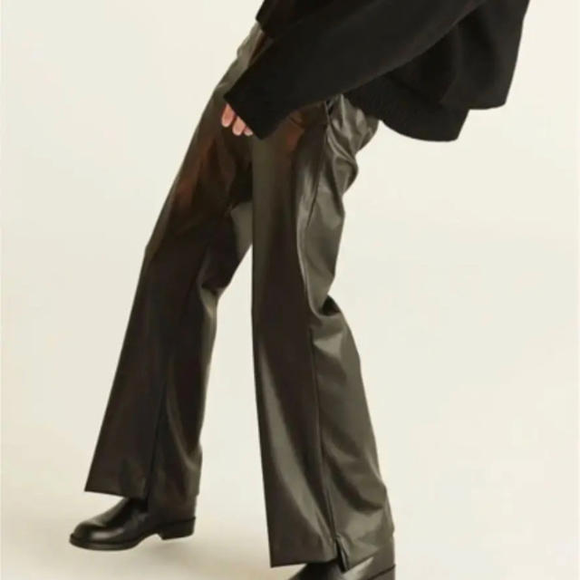 Supreme(シュプリーム)のFakeleather Both sides slit flare pants メンズのパンツ(スラックス)の商品写真