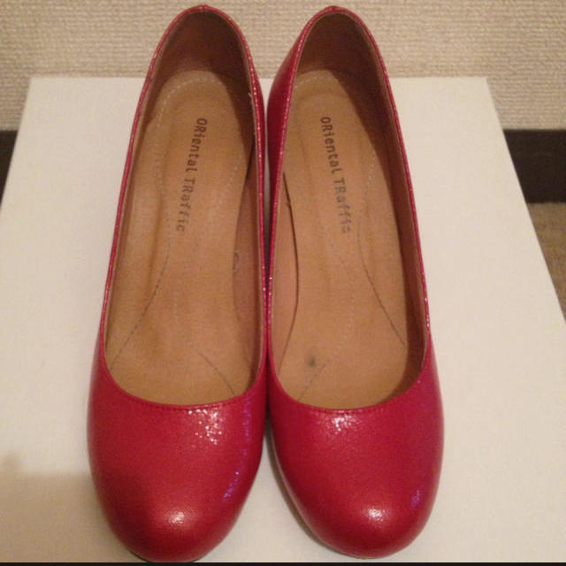 赤いパンプス レディースの靴/シューズ(ハイヒール/パンプス)の商品写真