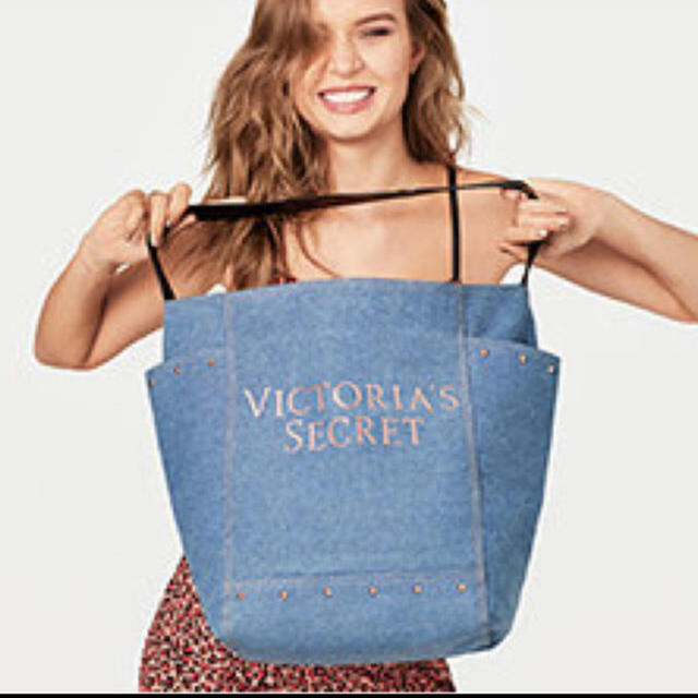 Victoria's Secret(ヴィクトリアズシークレット)の新品　Victoria’s Secret デニムトート レディースのバッグ(トートバッグ)の商品写真