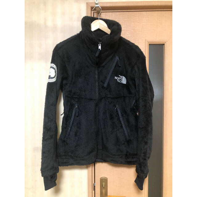 NA61651カラーアンタークティカバーサロフトジャケット　黒赤　Lサイズ　TNF